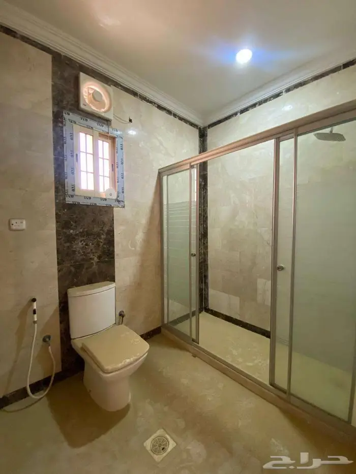 فيلا للإيجار في شارع أحمد بن خالد بن الجباب  حي الياقوت 18