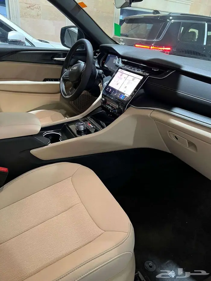 جراند شيروكي لاريدو 2025 ستاندر متاح 7 ركاب   و 5 ركاب 7