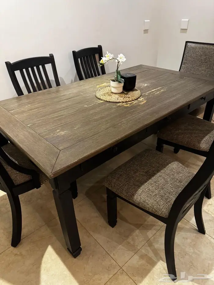 طاولة طعام من ماركة شي ان 1