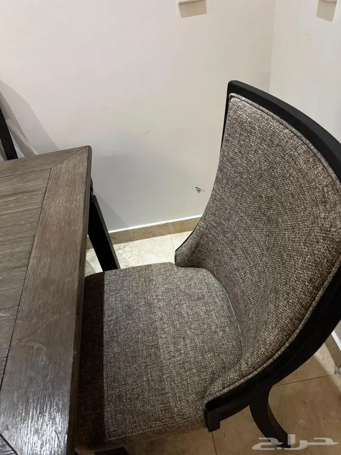 طاولة طعام من ماركة شي ان 3