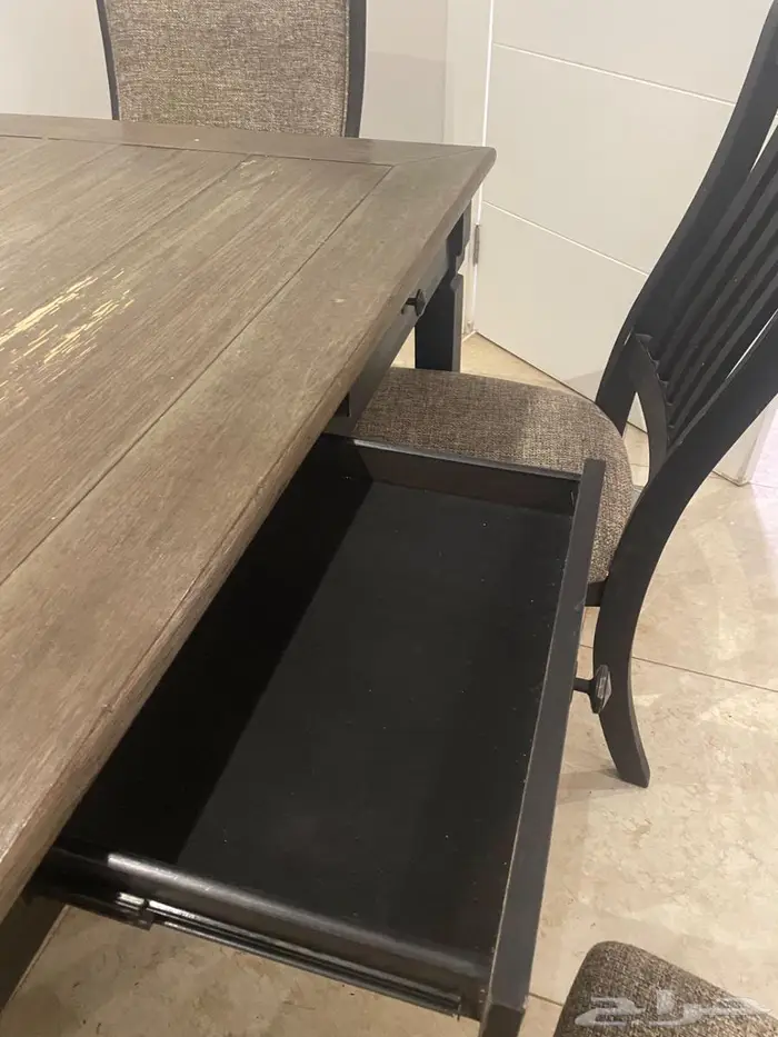 طاولة طعام من ماركة شي ان 4