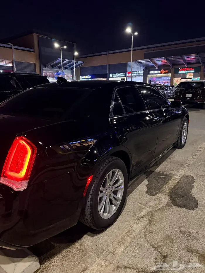 كرايسلر 300   فخامة الأسود الأمريكي   2019 بحالة ممتازة 3