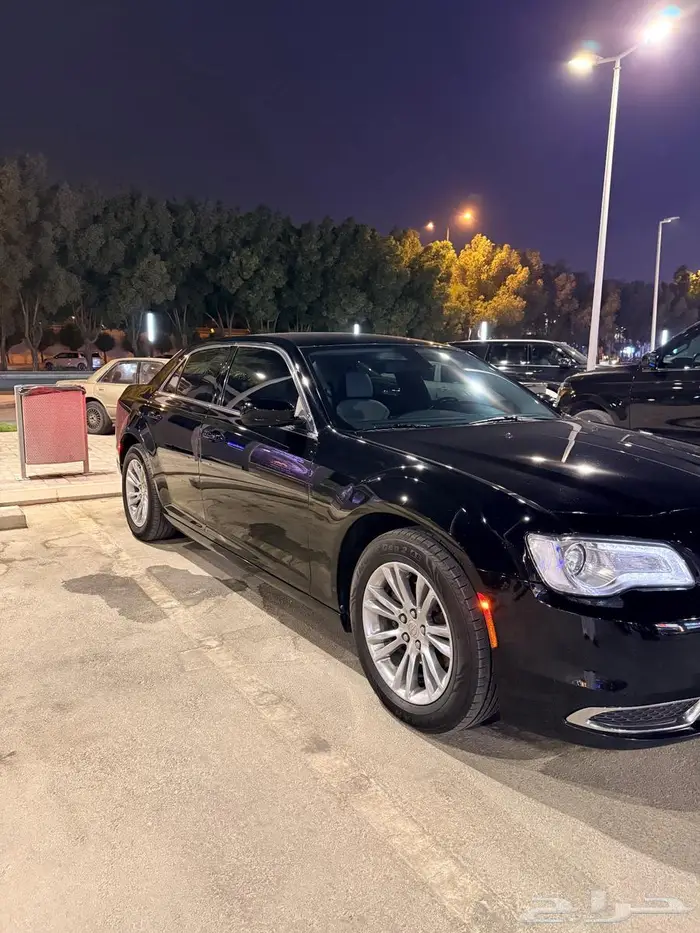 كرايسلر 300   فخامة الأسود الأمريكي   2019 بحالة ممتازة 0
