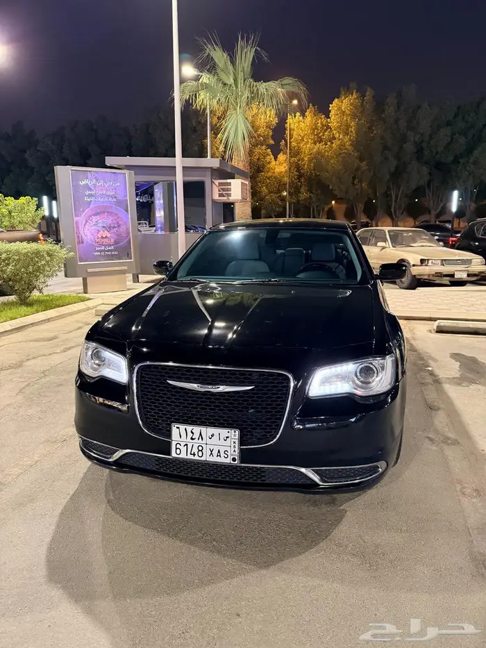 كرايسلر 300   فخامة الأسود الأمريكي   2019 بحالة ممتازة 6