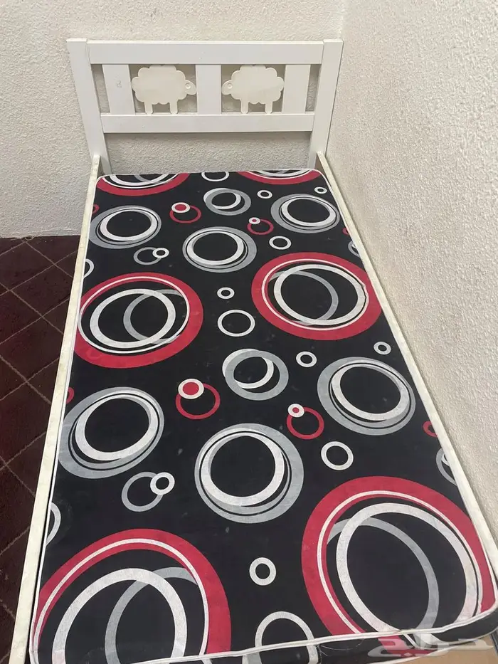 طاوله مكتبيه وسرير ايكيا اطفال للبيع 1