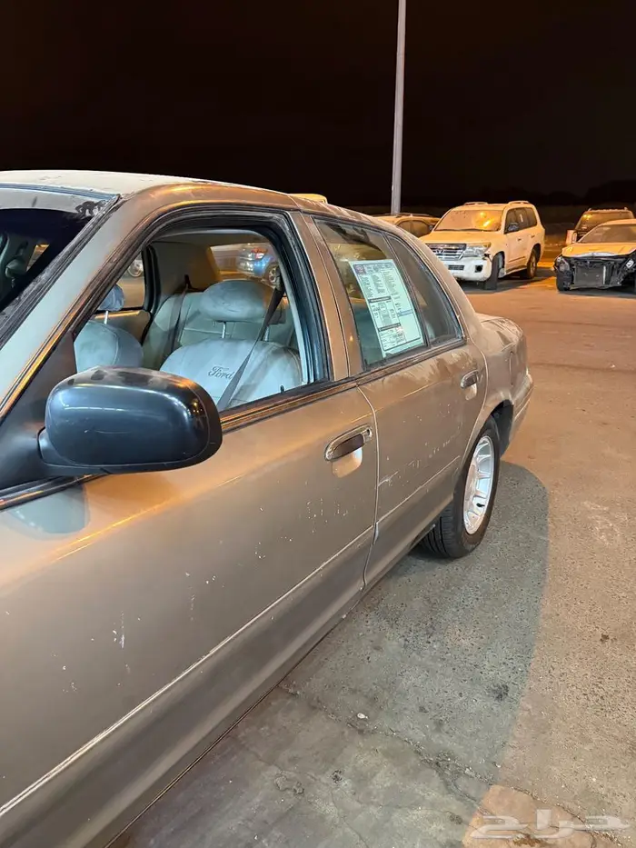 للبيع فورد فكتوريا 2001 3