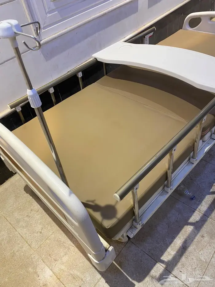 سرير طبي وشاشه كمبيوتر 0