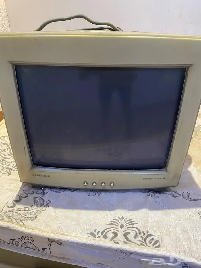 سرير طبي وشاشه كمبيوتر 1