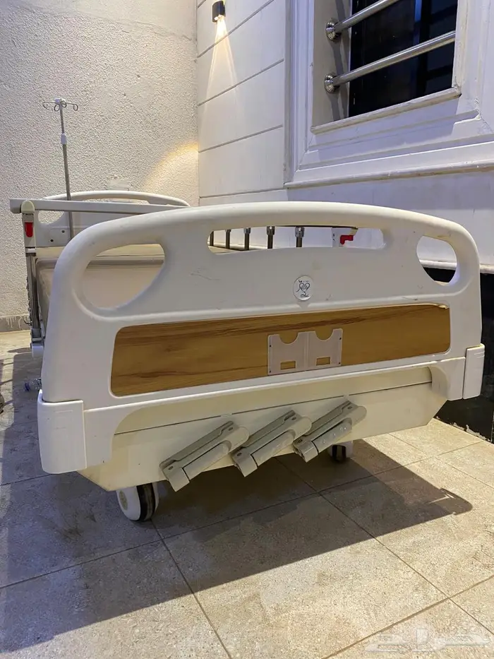 سرير طبي وشاشه كمبيوتر 2