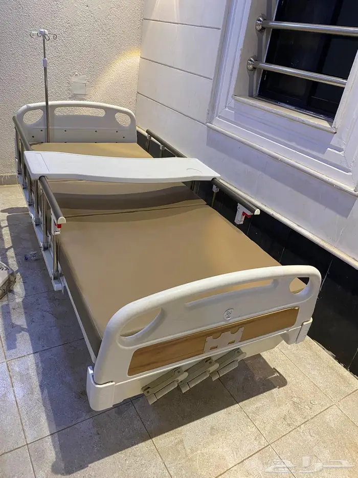 سرير طبي وشاشه كمبيوتر 3