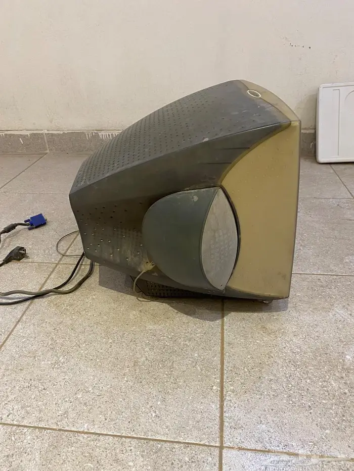 سرير طبي وشاشه كمبيوتر 6