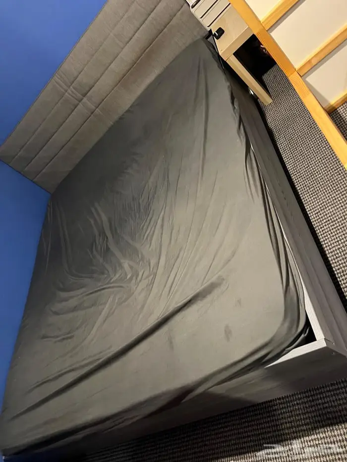 سرير من ابيات ومراية ومكتب من ايكيا 2