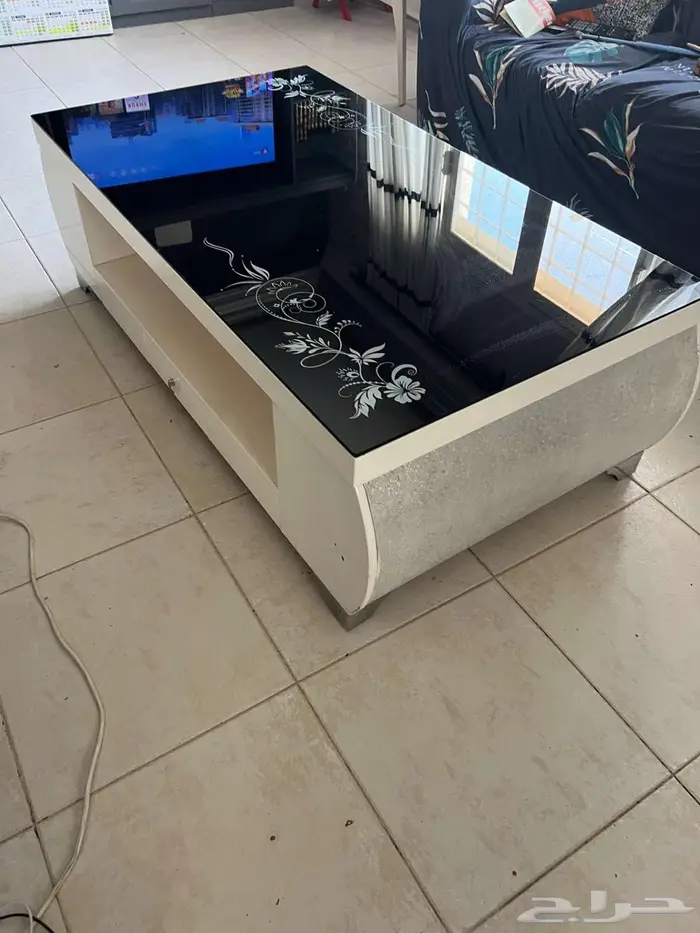 طاولة وسط مع رفوف بلاستيك مع مكنسة هوفر 0