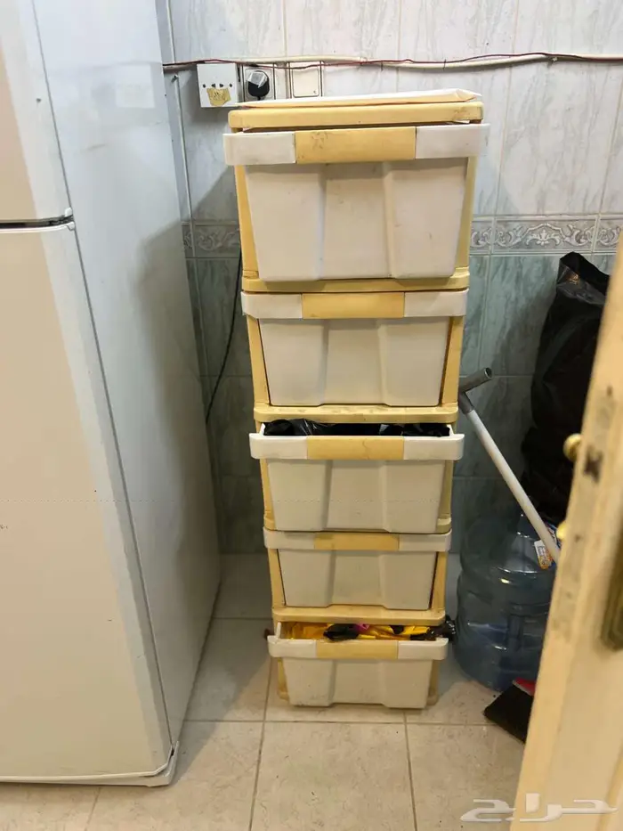 طاولة وسط مع رفوف بلاستيك مع مكنسة هوفر 1