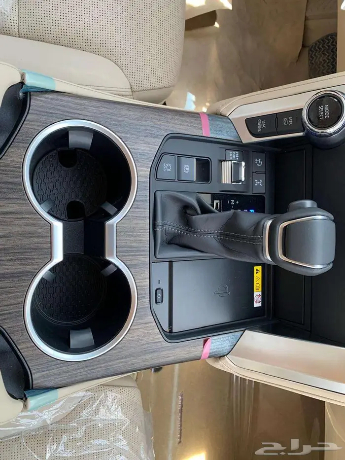 تويوتا لاندكروزر VXR بنزين فل كامل موديل 2024 19