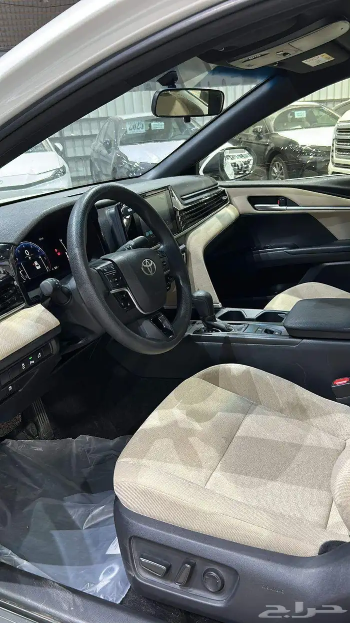 تويوتا كامري E استاندر 2025 بنزين سعودي. عداد 27 الف كيلو 7