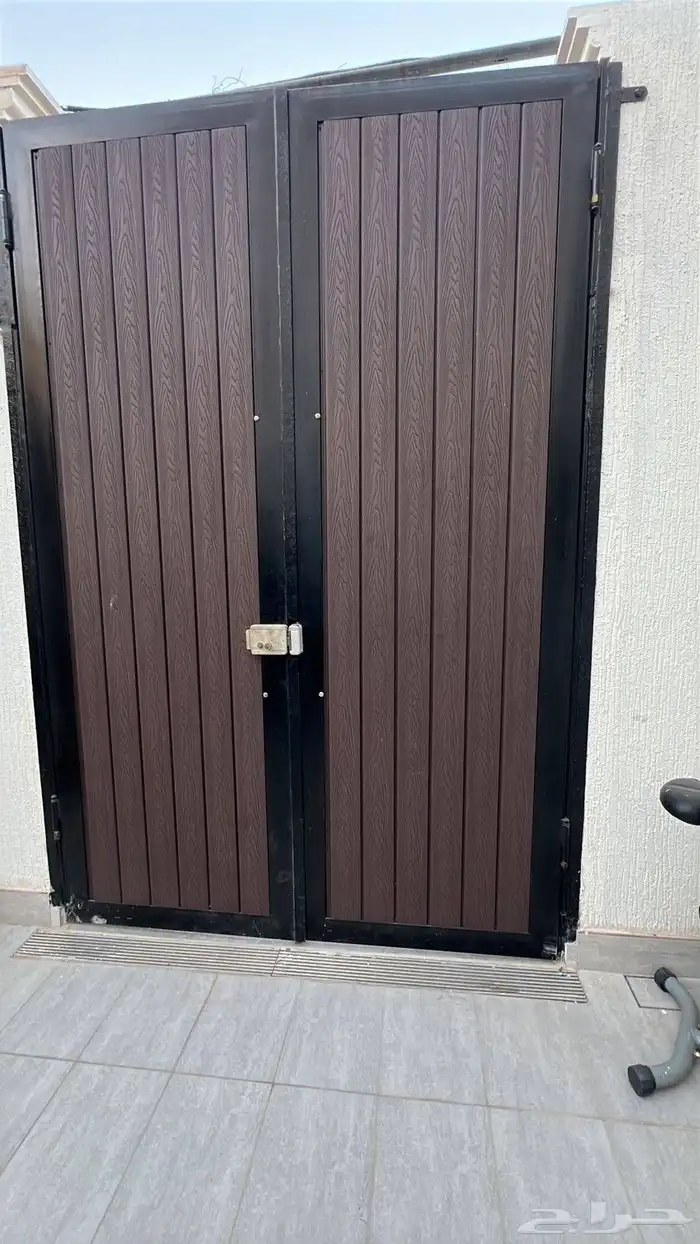 تلبيس ابواب حديد بالواح بديل خشب  فخامة  متانة  وجمال يدوم 3