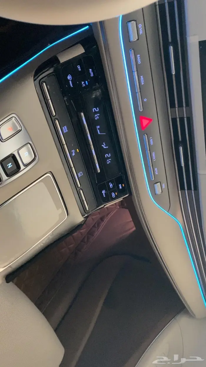 ازيرا ابيض وكاله 2023 12