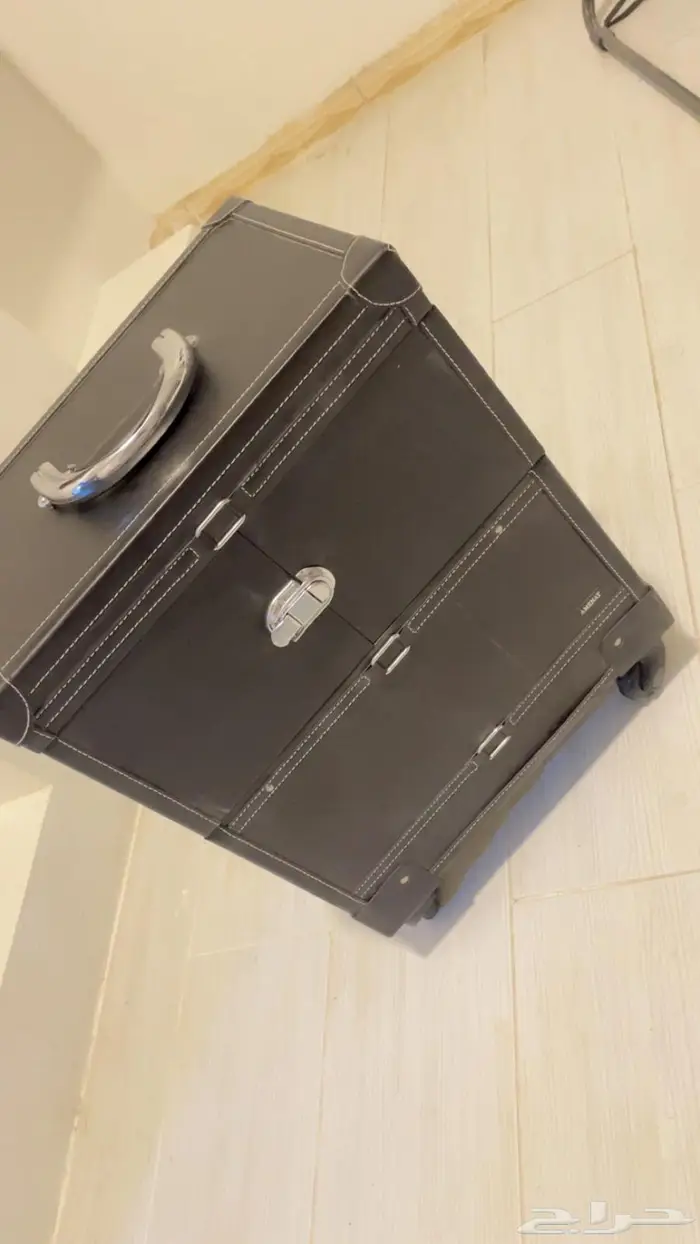 شنطة مكياج بعجلات 1