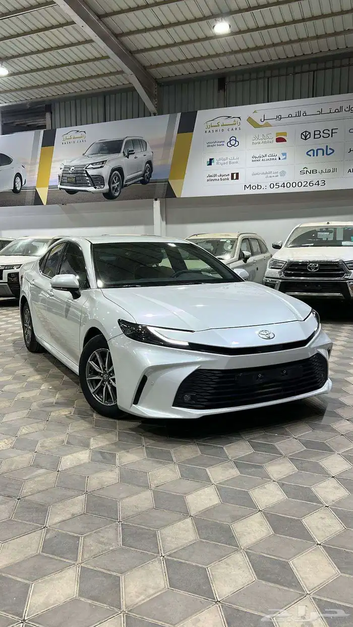 تويوتا كامري E استاندر 2025 بنزين سعودي. عداد 27 الف كيلو 4