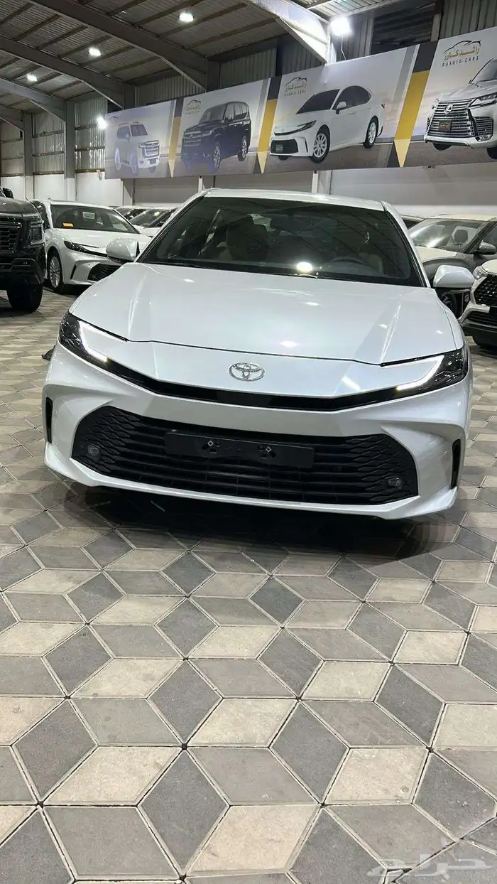 تويوتا كامري E استاندر 2025 بنزين سعودي. عداد 27 الف كيلو 0