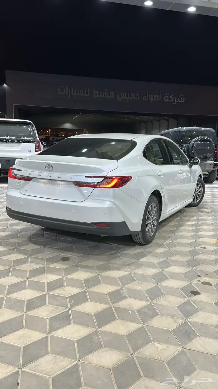 تويوتا كامري E استاندر 2025 بنزين سعودي. عداد 27 الف كيلو 2