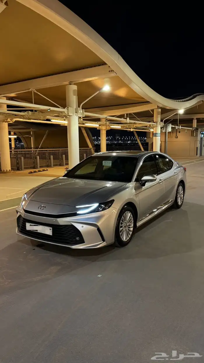 كامري LE بنزين 2025 فضي وكالة 2