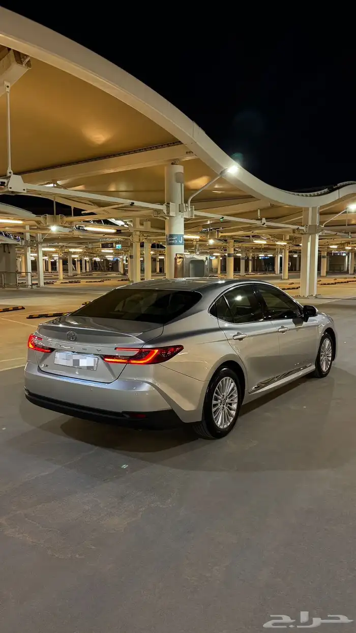 كامري LE بنزين 2025 فضي وكالة 5