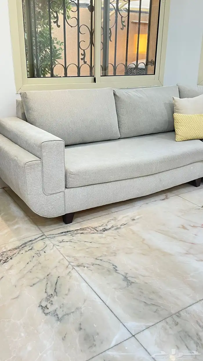 كنب نظيف خالي من الشقوق على السوم 0