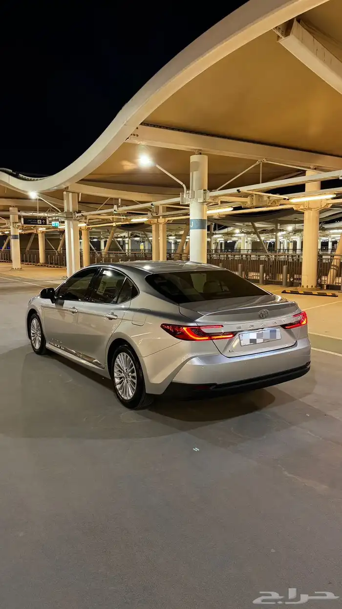 كامري LE بنزين 2025 فضي وكالة 4