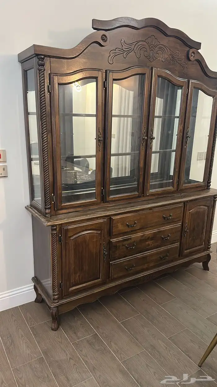 طاولة طعام 8 كراسي   دولاب 1