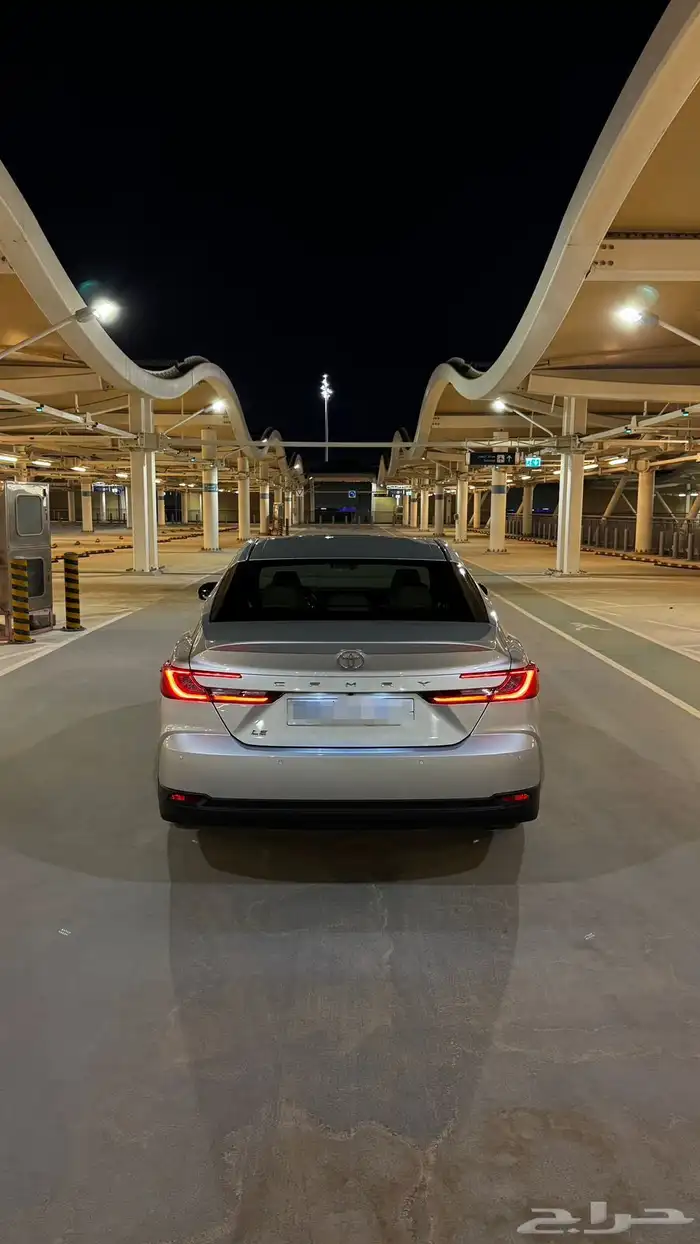 كامري LE بنزين 2025 فضي وكالة 3