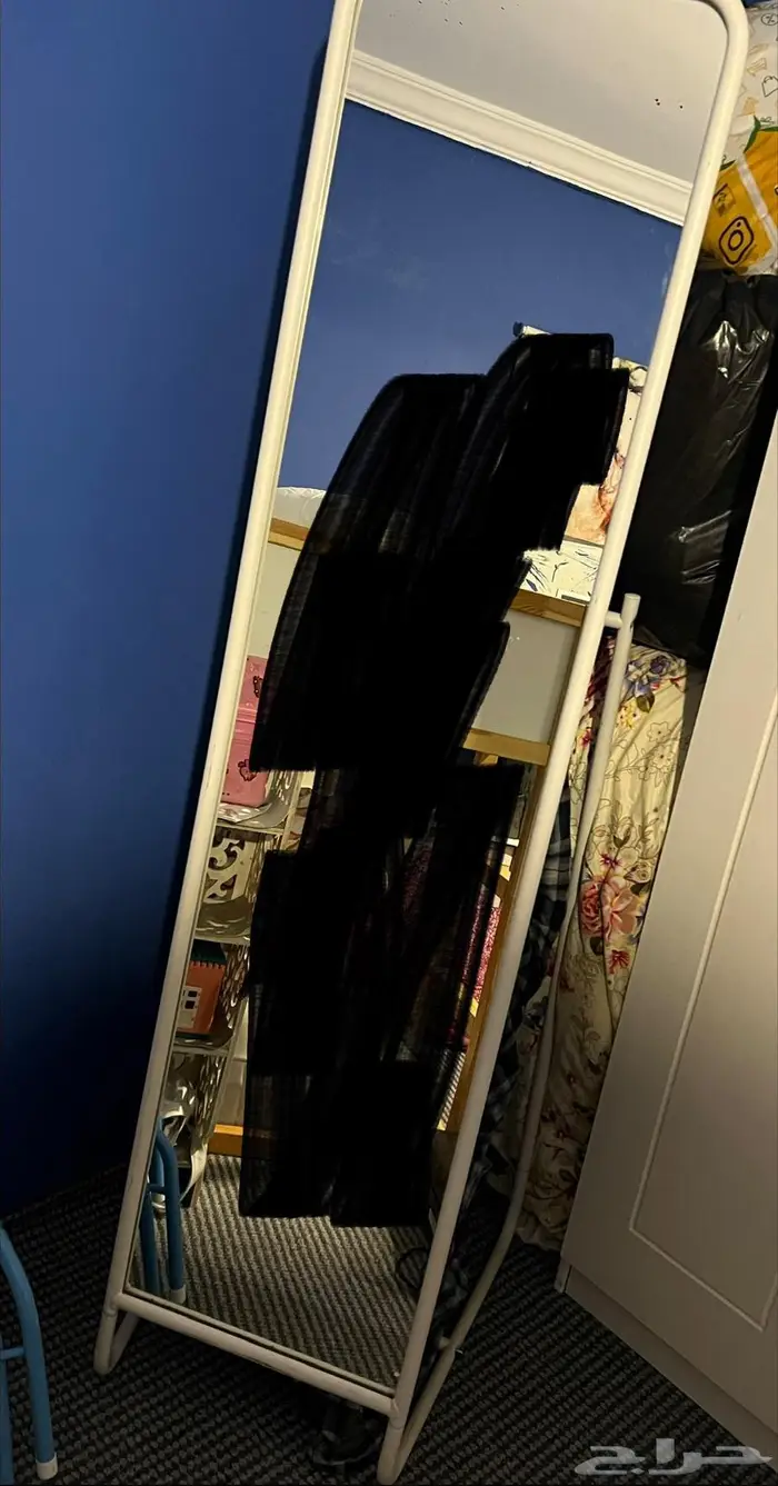 سرير من ابيات ومراية ومكتب من ايكيا 0