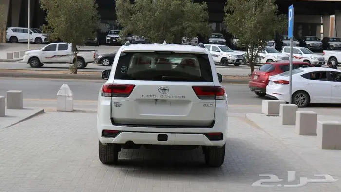 تويوتا لاندكروزر GXR2 2025 متوفر جميع الفئات بنزين _ ديزل 4