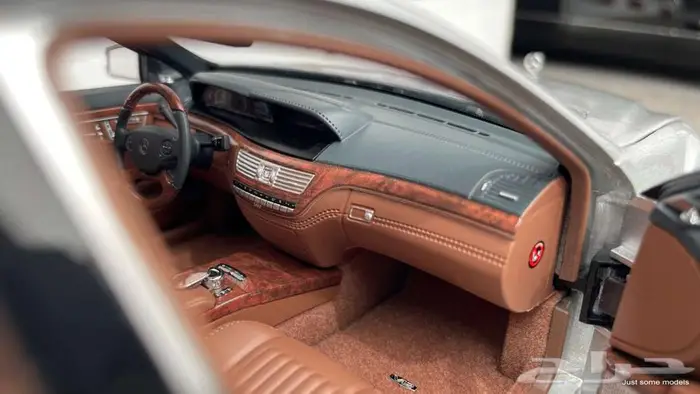 مرسيدس بنز S 600 L (W221) من MotorHelix بمقياس 1 18 11
