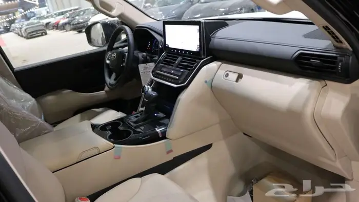 تويوتا لاند كروزر GXR L4 2025 عماني 15
