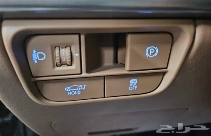 أزيرا 2025 (بنزين) بريميوم 8