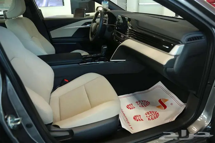 كامري LE 2025 الجديدة متوفرة الآن لدى مجموعة صالح للسيارات 4