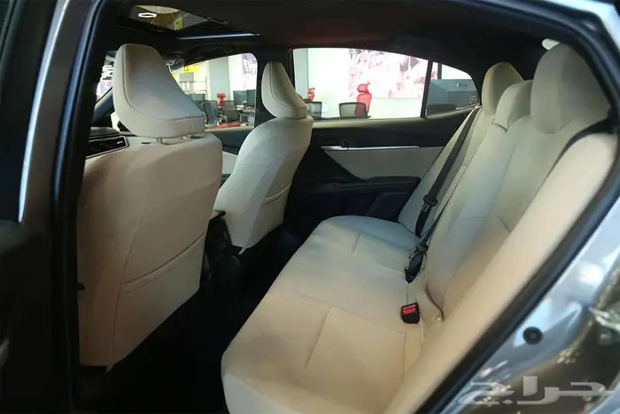 كامري LE 2025 الجديدة متوفرة الآن لدى مجموعة صالح للسيارات 8