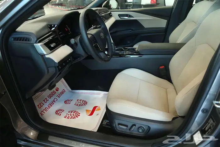 كامري LE 2025 الجديدة متوفرة الآن لدى مجموعة صالح للسيارات 11