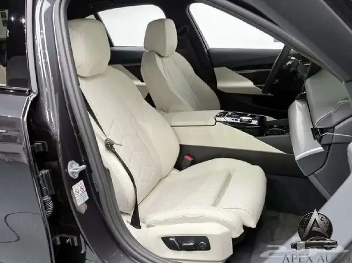 BMW 520i mkit 2024 أرخص سعر داخلي اوف وايت بلاك ادشن 11