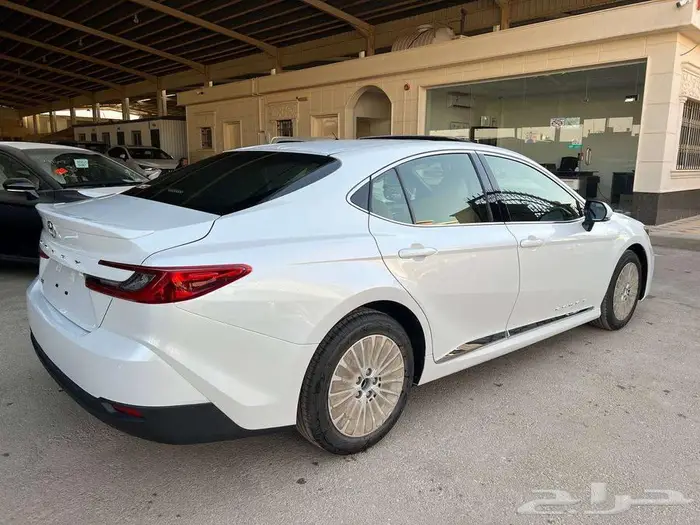 تويوتا كامري LE بنزين 2025 متاح اقساط و كاش 3