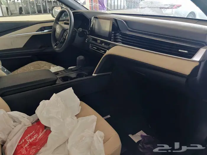 تويوتا كامري E هايبرد 2025 لون تيتانيوم سعودى 3