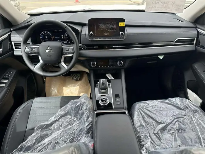 ميتسوبيشي اوتلاندر نص فل 2025 فضي سعودي 3