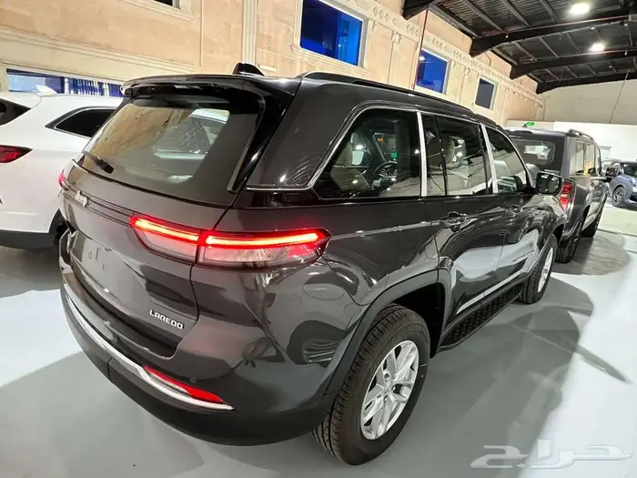 جراند شيروكي لاريدو 2025 ستاندر متاح 7 ركاب   و 5 ركاب 2