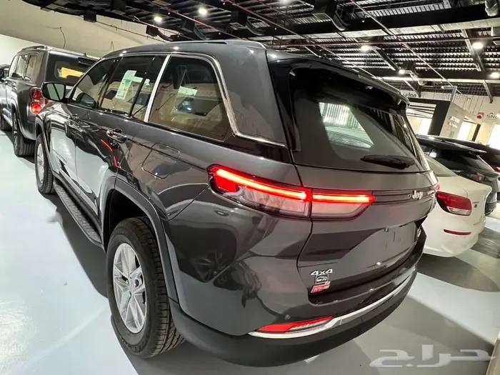 جراند شيروكي لاريدو 2025 ستاندر متاح 7 ركاب   و 5 ركاب 3