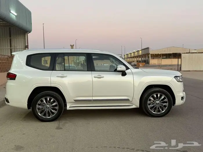 تويوتا لاندكروزر GXR L4 جكسار رقم 4 بنزين موديل 2023 7