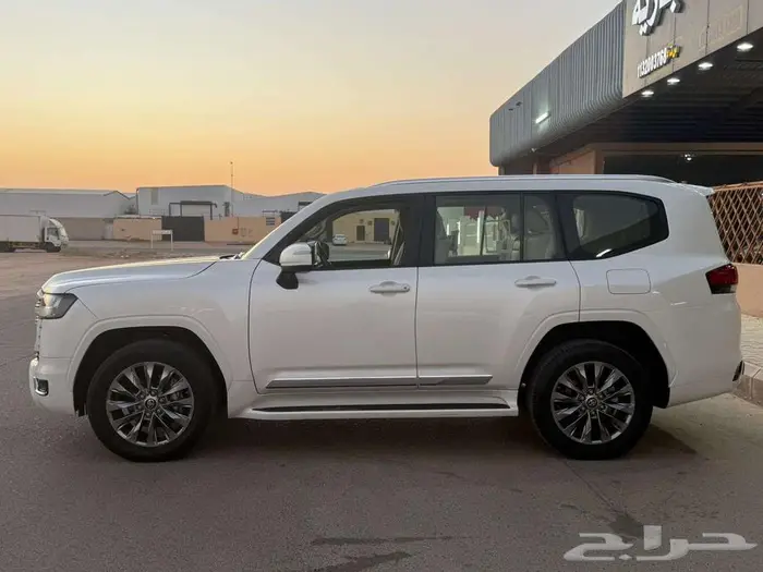 تويوتا لاندكروزر GXR L4 جكسار رقم 4 بنزين موديل 2023 3