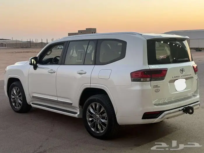 تويوتا لاندكروزر GXR L4 جكسار رقم 4 بنزين موديل 2023 4