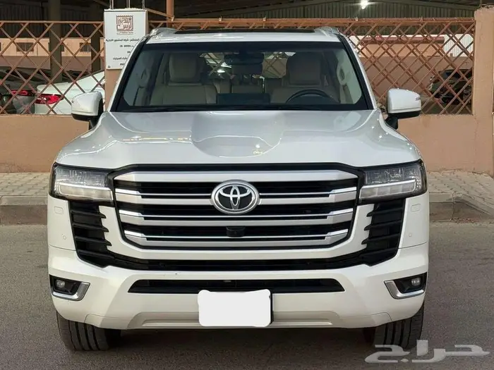 تويوتا لاندكروزر GXR L4 جكسار رقم 4 بنزين موديل 2023 1